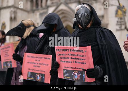 London, Großbritannien. 25th Januar 2022. Aktivisten in Kostümen halten während des Protestes Plakate zur Bekämpfung der Fabriklandwirtschaft.Tierschützer versammelten sich vor den Royal Courts of Justice in London, um gegen die Fabriklandwirtschaft zu protestieren. (Foto von Thomas Krych/SOPA Images/Sipa USA) Quelle: SIPA USA/Alamy Live News Stockfoto