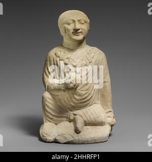 Kalkstein-Statuette eines Tempeljungen 4th Jahrhundert B.C. zypriotische sitzende Figur mit aufwendiger Halskette, die einen Vogel hält.. Kalksteinstatuette eines Tempeljungen 242314 Stockfoto