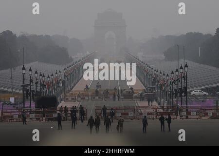 Neu-Delhi, Indien. 25th Januar 2022. Allgemeiner Blick auf Rajpath vor der Parade zum Republikanischen Tag.Indien feiert den Republikanischen Tag jedes Jahr am 26th. Januar. (Foto: Amarjeet Kumar Singh/SOPA Images/Sipa USA) Quelle: SIPA USA/Alamy Live News Stockfoto