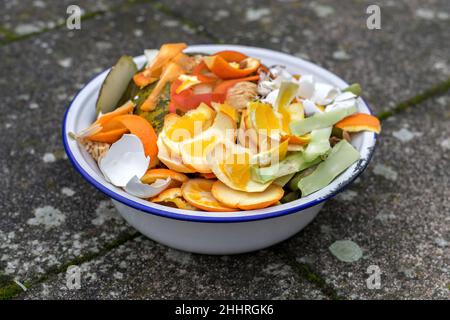 Weiße Schale mit organischen Abfällen Stockfoto