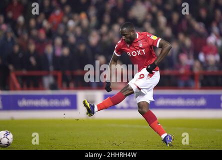 Keinan Davis von Nottingham Forest erzielt beim Sky Bet Championship-Spiel im City Ground, Nottingham, ein Tor von 1st gegen Barnsley. Bilddatum: Dienstag, 25. Januar 2022. Stockfoto
