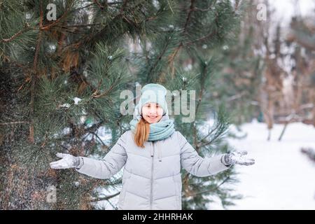Happy Teenager-Mädchen Spaß mit Schneebällen spielen, bereit, den Schneeball zu werfen. Schnee-Spiele. Winterurlaub. Stockfoto