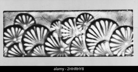 Bordüre ca. 1885 J. und J. G. Low Art Fliesen Werke. Rahmenelement. Amerikanisch. Ca. 1885. Steingut. Hergestellt in Chelsea, Massachusetts, USA Stockfoto