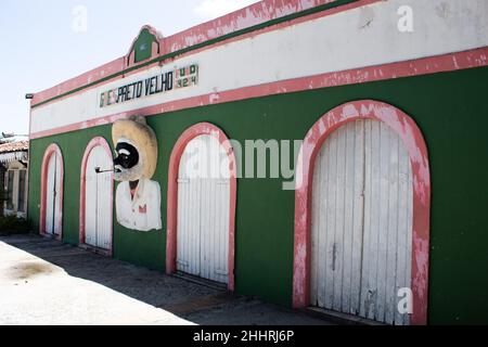 Olinda, Brasilien. 06th Januar 2022. Samba-Schule GRES Preto Velho, im historischen Zentrum von Olinda, in Pernambuco. Das Rathaus hat den traditionellen Karneval 2022 in Olinda abgesagt, der sich durch seine berühmten riesigen Marionetten auszeichnet. Kredit: Cesar Borges/FotoArena/Alamy Live Nachrichten Stockfoto