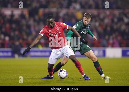 Keinan Davis (links) von Nottingham Forest kämpft während des Sky Bet Championship-Spiels im City Ground, Nottingham, um den Ball mit Barsley's Mads Juel Andersen. Bilddatum: Dienstag, 25. Januar 2022. Stockfoto