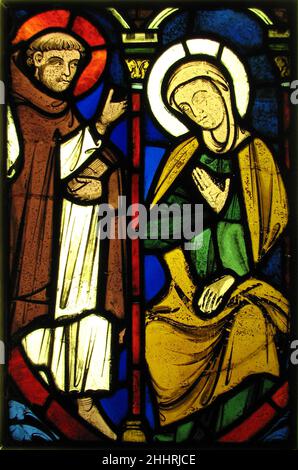 Die Jungfrau aus einer Pfingstszene und die Figur des heiligen Martin ca. 1245–48 Französisch Es ist möglich, dass die Figur der Jungfrau und der zwei sitzenden Apostel (der Kopf der Figur dahinter ist ein mittelalterlicher Ersatz) von einer Tafel stammen, die das pfingsten darstellt. Die Figur des Heiligen Martin kam aus einem anderen Fenster, das diesem heiligen gewidmet war. Die Jungfrau aus einer Pfingstszene und die Figur des heiligen Martin. Französisch. Ca. 1245–48. Metall-Topfglas und Glasfarbe. Hergestellt in Tours, Loire-Tal, Frankreich. Glasmalerei Stockfoto