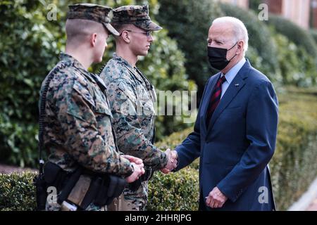 Präsident Joe Biden begrüßt die Marineinfanteristen vor den Marine Barracks, als er am 25. Januar 2022 eine Überraschung über die Barracks Row in Washington, DC, macht. (Foto von Oliver Contreras/Pool/ABACAPRESS.COM) Stockfoto