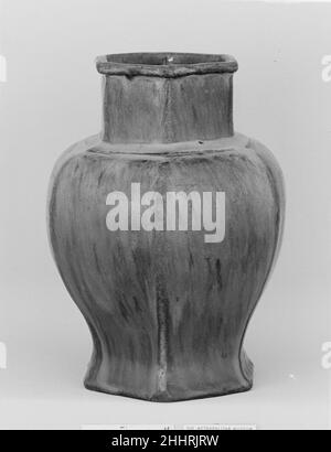 Vase Anfang 19th Jahrhundert Japan. Vase. Japan. Anfang des 19th. Jahrhunderts. Ton mit einer melierten Glasur bedeckt. Edo-Zeitraum (1615–1868). Keramik Stockfoto