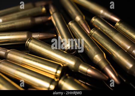 Haufen von .223 5.56x45 Gewehrkugeln. Automatische Gewehr Ammo. Stockfoto