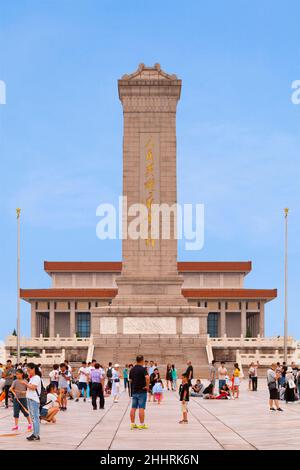 Peking, China - 08 2018. August: Das Denkmal für die Helden des Volkes befindet sich im südlichen Teil des Tiananmen-Platzes. Stockfoto