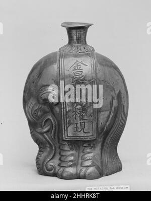 Flasche 19th Jahrhundert Japan. Flasche. Japan. 19th Jahrhundert. Ton bedeckt mit einer dünnen Glasur (Bizen Ware, Imbe Stil). Edo (1615–1868) oder Meiji-Periode (1868–1912). Keramik Stockfoto