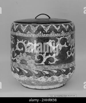 Wasserkessel 19th Jahrhundert Japan. Wassertopf. Japan. 19th Jahrhundert. Ton mit einem weißen Slip und einem blauen Design unter der Glasur (Kiyomizu Ware) bedeckt. Edo (1615–1868) oder Meiji-Periode (1868–1912). Keramik Stockfoto
