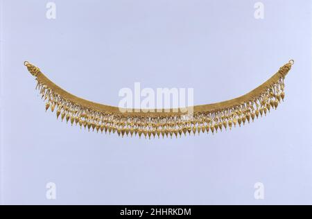 Goldenes Armband Halskette mit kernähnlichen Anhängern ca. 330–300 v. Chr. Halskette mit griechischem Goldrand und samenartigen Anhängern, Teil des Madytos Jewelry.Diese Schmuckgruppe soll aus einem Grab in Madytos auf der europäischen Seite des Hellespont stammen. Das goldene Diadem ist reich in Repousse mit einem aufwendigen Blumenmuster gearbeitet. Dionysos, der gott des Weines, und seine Frau Ariadne sitzen in der Mitte; Musen spielen Musikinstrumente zwischen den Reben und an den Seiten. Die kleine Figur eines Must Playing a Lyre erscheint ebenfalls knapp über der Halbmondform auf jedem der bootsförmigen Ohrringe. Die Sämli Stockfoto