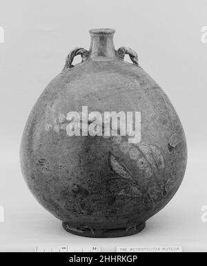 Flasche 19th Jahrhundert Japan. Flasche. Japan. 19th Jahrhundert. Ton mit Slip unter einer transparenten Glasur (Kyoto Ware) verziert. Edo (1615–1868) oder Meiji-Periode (1868–1912). Keramik Stockfoto