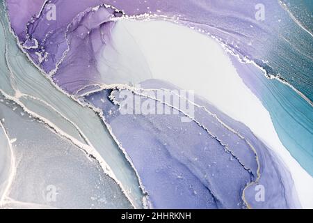 Funkelnder grüner Lila- und Goldstein. Kunst Malerei von Flüssigkeiten. Kunst Malerei von Flüssigkeiten. Alkohol Tinte abstrakter Hintergrund. Stockfoto