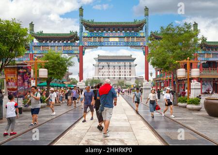 Peking, China - 07 2018. August: Die Zhengyang-Brücke ist der Eingang zur Qianmen Avenue, einer traditionellen Handelsstraße vor dem Qianmen-Tor. Stockfoto