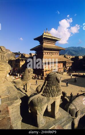 Statuen auf Nyatapola Hindu-Tempel, Taumadhi-Platz, Bhaktapur, Nepal Stockfoto