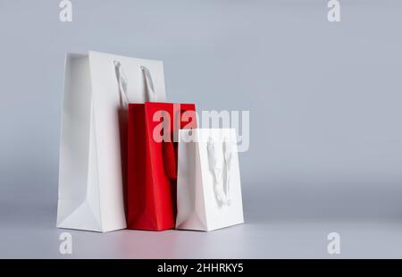 Verschiedene Größen von Urlaub Shopping Geschenktüten auf weißem Hintergrund. Stockfoto