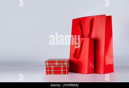 Verschiedene Größen von Urlaub Shopping Geschenktüten auf weißem Hintergrund. Rote Farbe. Stockfoto