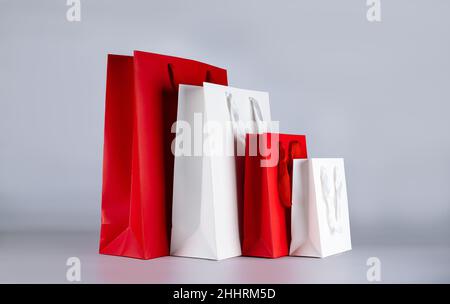 Verschiedene Größen von Urlaub Shopping Geschenktüten auf weißem Hintergrund. Stockfoto