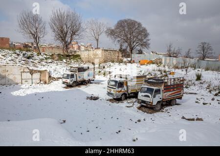 Bilder aus dem Alltag in touristischen Gebieten nach starkem Schneefall in Istanbul nach langer Zeit: Drei Pick-up-Trucks parkten auf dem schneebedeckten Land Stockfoto