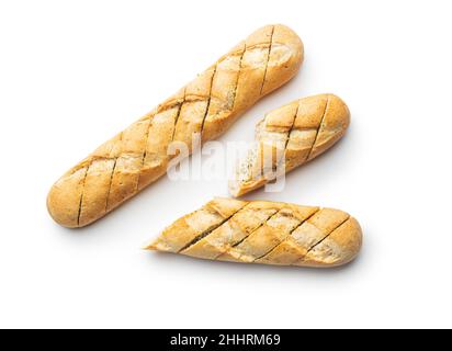 Gebratenes Baguette mit Knoblauchbutter. Knusprig geschnittenes Knoblauchbrot isoliert auf weißem Hintergrund. Stockfoto