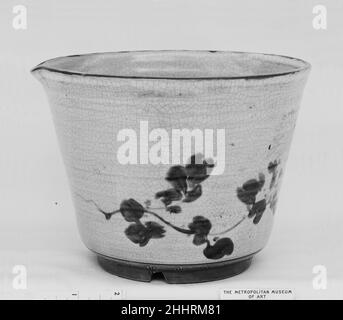 Wasserkessel 19th Jahrhundert Japan. Wassertopf. Japan. 19th Jahrhundert. Ton mit transparentem, knisterndem Glasur überzogen; Fuß emailliert (Banko Ware). Edo (1615–1868) oder Meiji-Periode (1868–1912). Keramik Stockfoto