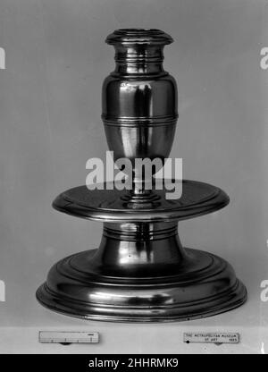 Candlestick 1630–70 Britisch oder Flämisch. Kerzenhalter. Britisch oder flämisch. 1630–70. Messing. Möglicherweise hergestellt in Flandern, Belgien; möglicherweise hergestellt in England Stockfoto