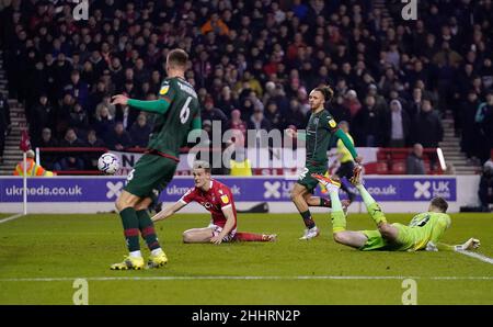 Ryan Yates von Nottingham Forest erzielt beim Sky Bet Championship-Spiel im City Ground, Nottingham, ein Tor von 2nd gegen Barnsley. Bilddatum: Dienstag, 25. Januar 2022. Stockfoto