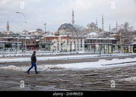 Menschen, die am 25. Januar 2022 im Stadtteil Eminonu in Istanbul, Türkei, im Schnee spazieren gehen. Stockfoto