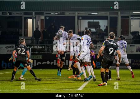 Luton, Großbritannien. 19th Januar 2022. TOR - Tom Lockyer (15) aus Luton Town schießt am 25. Januar 2022 beim Sky Bet Championship-Spiel zwischen Luton Town und Bristol City in der Kenilworth Road, Luton, England, das Eröffnungstor ein. Foto von David Horn. Quelle: Prime Media Images/Alamy Live News Stockfoto