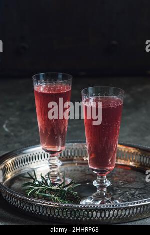 Zwei rosafarbene Cocktails in Sektflöten auf silbernem Tablett Stockfoto