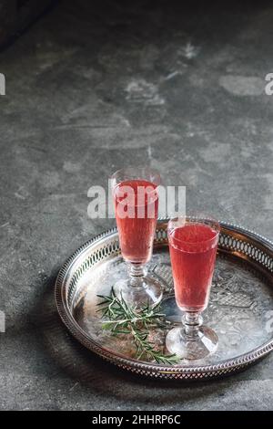 Zwei rosafarbene Cocktails in Sektflöten auf silbernem Tablett Stockfoto