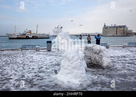 Ein Schneemann an der Küste von Kadikoy in Istanbul, Türkei, am 25. Januar 2022. Stockfoto