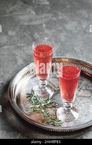 Zwei rosafarbene Cocktails in Sektflöten auf silbernem Tablett Stockfoto