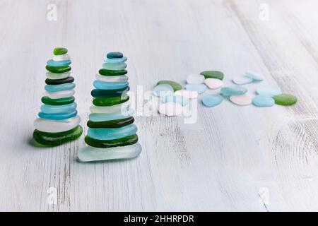 Zwei Zen-Pyramiden auf einer hölzernen Strandliege Stockfoto