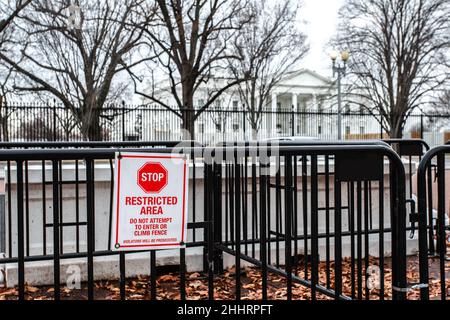 Warnschild für Sperrgebiet am Barrikadenzaun, der das Weiße Haus in Washington DC umgibt Stockfoto