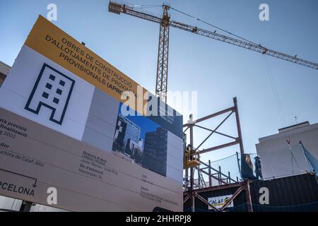 Barcelona, Spanien. 25th Januar 2022. Auf der Baustelle ist das Plakat für die Stadtentwicklung des neuen APROP-Wohngebäudes (temporäre Gemeinschaftsunterkunft) in Glòries zu sehen.die Stadtverwaltung von Barcelona hat in Glòries mit dem zweiten Bau des APROP-Wohnprogramms (temporäre lokale Unterkunft) begonnen. Gebaut mit 77 Seecontainern für Menschen und Familien in einer Situation der Verwundbarkeit. (Foto von Paco Freire/SOPA Images/Sipa USA) Quelle: SIPA USA/Alamy Live News Stockfoto