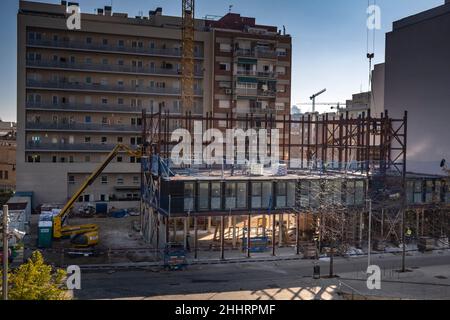 Barcelona, Spanien. 25th Januar 2022. Eine erste Reihe von Seecontainern, die den ersten Stock bilden, wird als Teil des neuen APROP-Unterkunftsgebäudes (temporäre Nachbarunterkünfte) in Glòries gesehen.der Stadtrat von Barcelona hat in Glòries mit dem zweiten Bau des APROP-Wohnungsbauprogramms (temporäre lokale Unterkünfte) begonnen. Gebaut mit 77 Seecontainern für Menschen und Familien in einer Situation der Verwundbarkeit. (Foto von Paco Freire/SOPA Images/Sipa USA) Quelle: SIPA USA/Alamy Live News Stockfoto