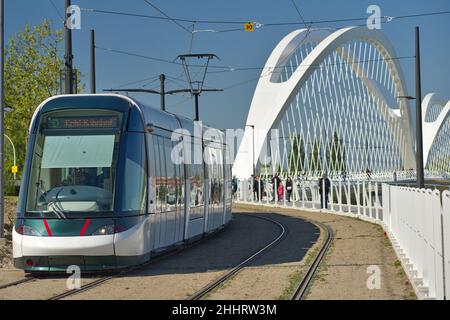 Deutschland, Baden-Württemberg, Kehl, deutsch-französische Straßenbahn, die Straßburg mit Kehl auf der neuen Beatus-Rhenanus-Brücke zwischen Frankreich und Deutschland verbindet Stockfoto