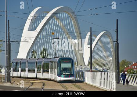 Deutschland, Baden-Württemberg, Kehl, deutsch-französische Straßenbahn, die Straßburg mit Kehl auf der neuen Beatus-Rhenanus-Brücke zwischen Frankreich und Deutschland verbindet Stockfoto