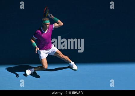 Melbourne, Australien. 26th Januar 2022. RAFAEL NADAL (ESP) aus dem Jahr 6th in der Margaret Court Arena in einem Viertelfinale der Männer gegen DENIS SHAPOVALOV (CAN) aus dem Jahr 14th in Aktion am 9. Tag der Australian Open 2022 in Melbourne, Australien. Sydney Low/Cal Sport Media. NADAL gewann 6:3, 6:4, 4:6, 3:6, 6:3. Kredit: csm/Alamy Live Nachrichten Stockfoto