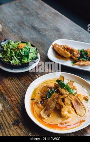 Blick auf die Gerichte im thailändischen Restaurant Stockfoto