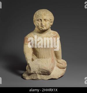 Kalkstein-Statuette eines Tempeljungen 4th Jahrhundert B.C. zypriotische sitzende Figur mit Weihrauchbox.. Kalksteinstatuette eines Tempeljungen 242303 Stockfoto