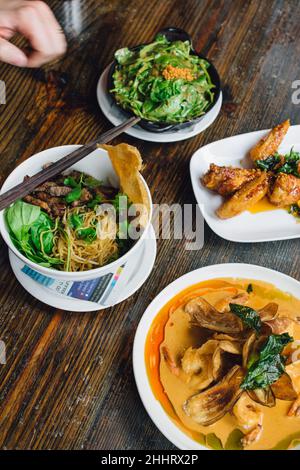 Blick auf die Gerichte im thailändischen Restaurant Stockfoto