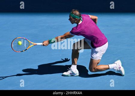 Melbourne, Australien. 26th Januar 2022. RAFAEL NADAL (ESP) aus dem Jahr 6th in der Margaret Court Arena in einem Viertelfinale der Männer gegen DENIS SHAPOVALOV (CAN) aus dem Jahr 14th in Aktion am 9. Tag der Australian Open 2022 in Melbourne, Australien. Sydney Low/Cal Sport Media. NADAL gewann 6:3, 6:4, 4:6, 3:6, 6:3. Kredit: csm/Alamy Live Nachrichten Stockfoto