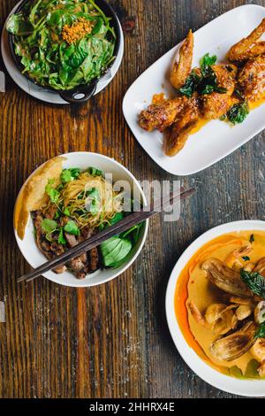 Blick auf die Gerichte im thailändischen Restaurant Stockfoto