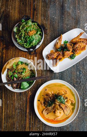 Blick auf die Gerichte im thailändischen Restaurant Stockfoto