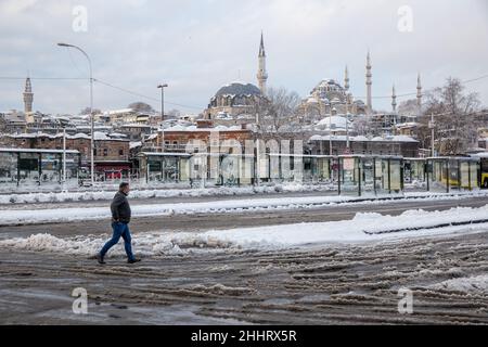 25. Januar 2022: Menschen, die auf den schneebedeckten Straßen von Eminonu spazieren. Der lang erwartete starke Schneefall hatte negative Auswirkungen auf das Leben in Istanbul. Besonders nach dem starken Schneefall in der Nacht, der den 24. Januar mit dem 24th. Januar verband, begann das Leben in den touristischen Gebieten wieder normal zu werden. (Bild: © Tolga Ildun/ZUMA Press Wire) Stockfoto