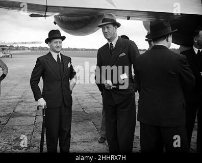 Prinz Axel von Dänemark (Mitte) bei einem offiziellen Besuch von der Focke-Wulf-FW von Danish Air Lines 200A-0 Condor OY-DAMM Dania, der am 28th. Juli 1938 hier in Croydon gesehen wurde, nachdem er den Erstflug zwischen Kopenhagen und London abgeschlossen hatte. Stockfoto